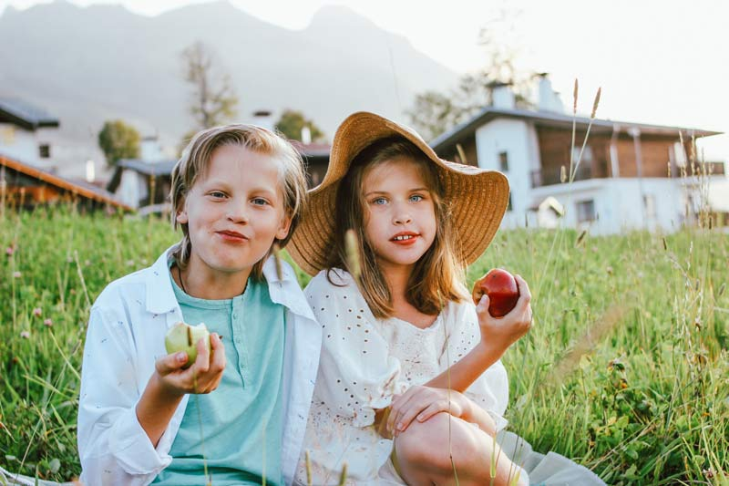 funny-children-with-apples-brother-and-sister-frie-2024-10-11-18-59-54-utc