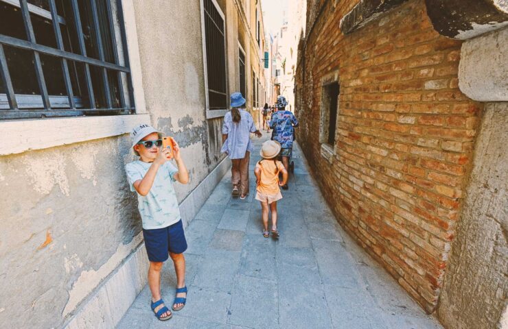 kids-walk-narrow-brick-streets-in-venice-italy-2025-02-10-10-31-31-utc
