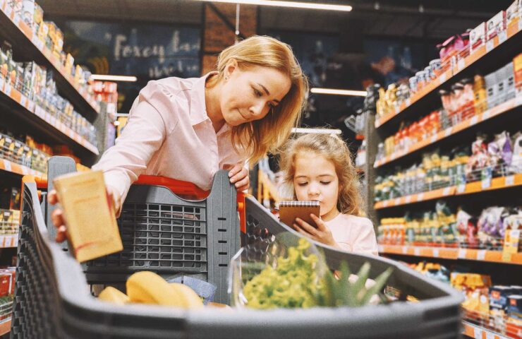the-family-buys-groceries-at-the-supermarket-2024-12-06-07-05-59-utc