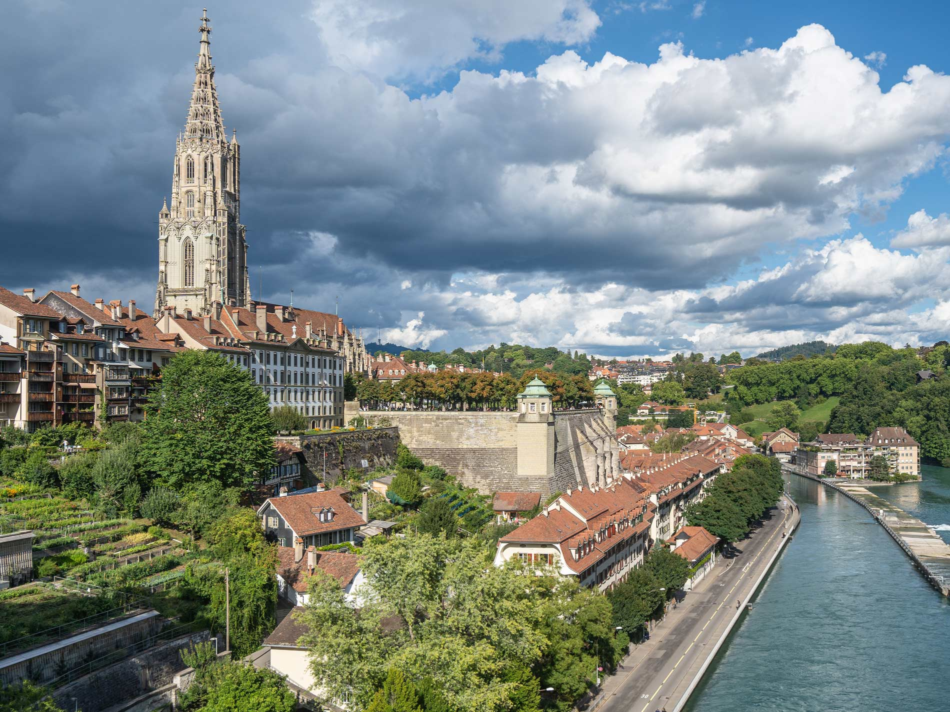 bern-old-town-skyline-along-aare-river-with-the-di-2025-02-09-18-12-14-utc