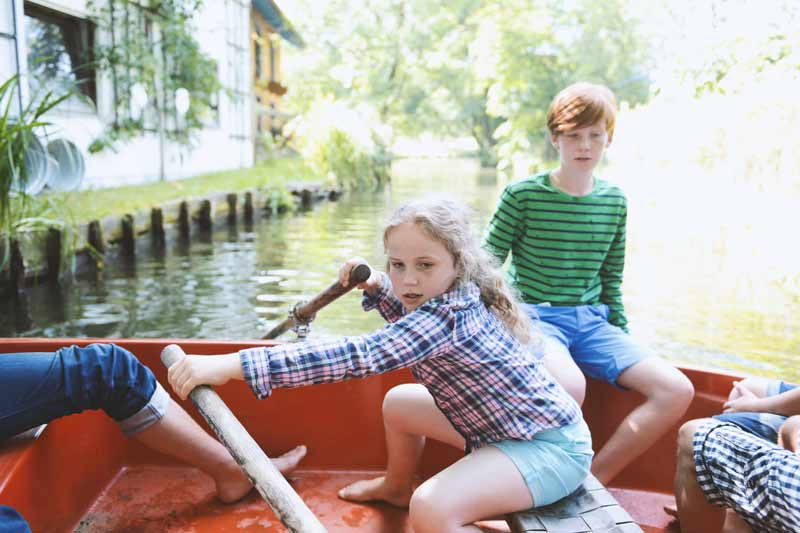 netherlands_girl-boat_wide