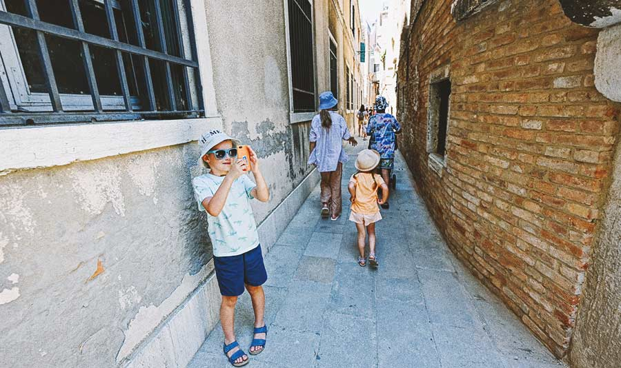 spain_kids_walking