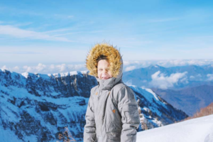 france_alps_portrait-of-a-little-boy-in-the-snowy-mountains