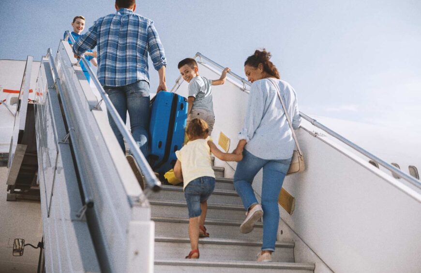 blog_featured-boarding-first-or-last_family-plane_01