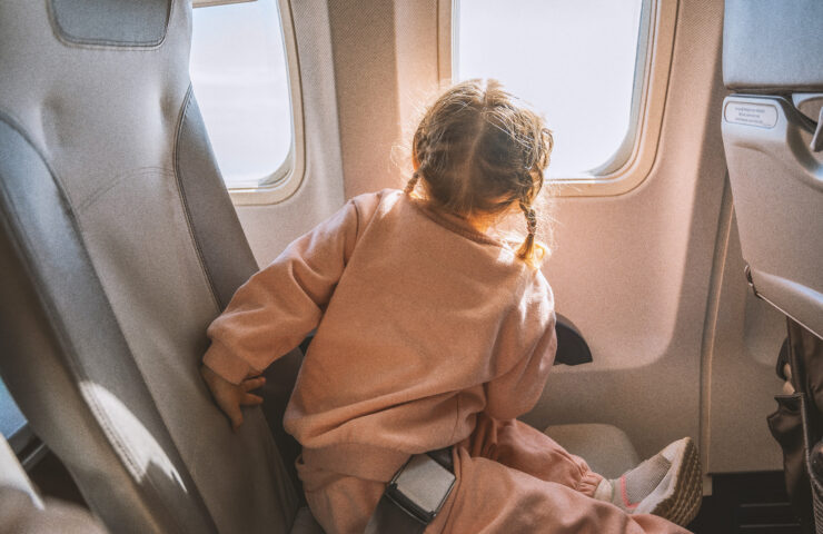 toddler-on-plane_featured_01
