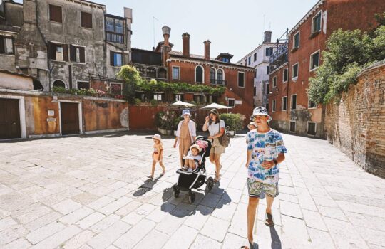 woman-with-kids-walk-in-campiello-novo-o-del-morti-Heatwave-blog