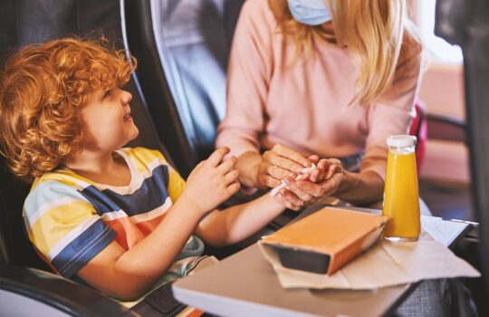 flying-with-allergy_hand-wipe-child-plane_01